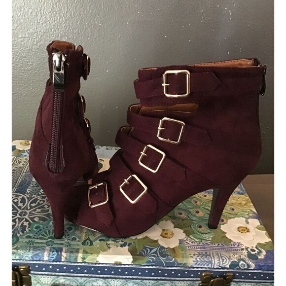 BNIB~Burgundy Velvet Beacon Fashion Buckle Accent Bootie Heels Sz 9M - Picture 3 of 4